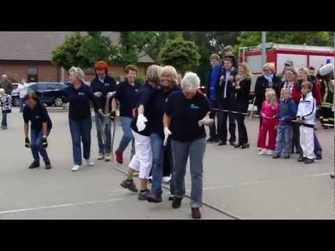 Förderverein Freibad Schladen-REWE-Wettkampf Feuerwehrauto ziehen