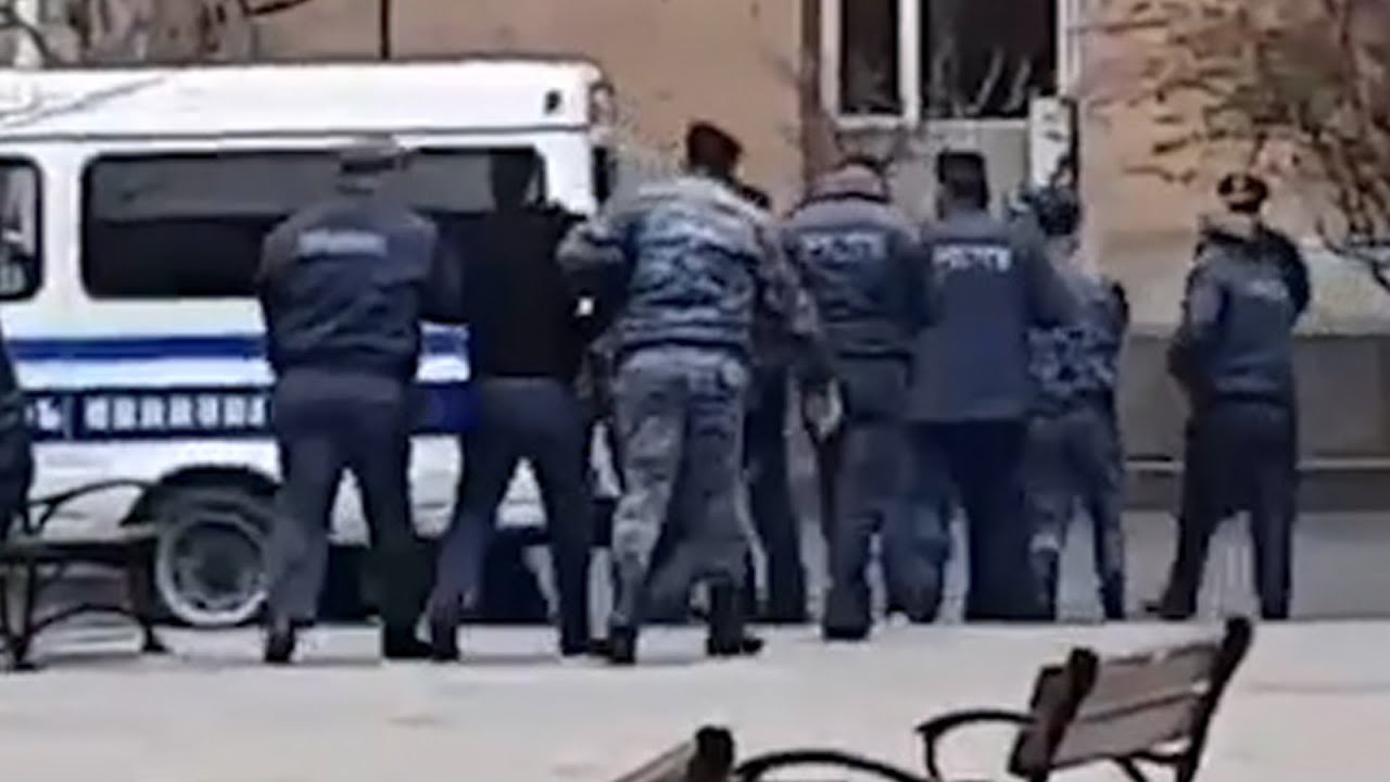 3 քաղաքացու ուժով բերման ենթարկեցին՝ Կառավարության 3-րդ մասնաշենքի մոտից