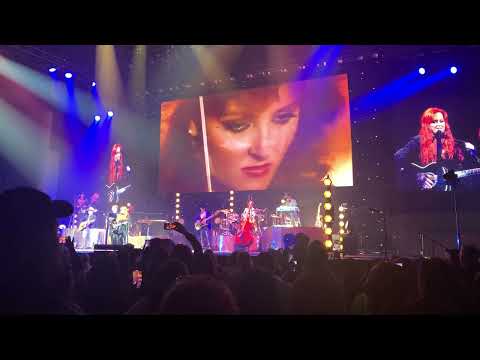 Wynonna Judd Almost Faints - Dayton - Mamma He’s Crazy (Acapella), Grandpa, and Why Not Me - 2/11/23