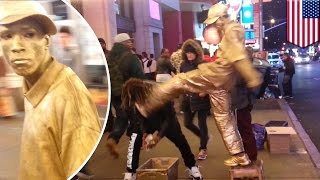 Self-defense: Times Square street performer kicks guy in the face for robbery attempt - TomoNews