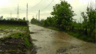 preview picture of video 'Ploaie torentiala la Negresti - 20 mai 2012, 11.00'