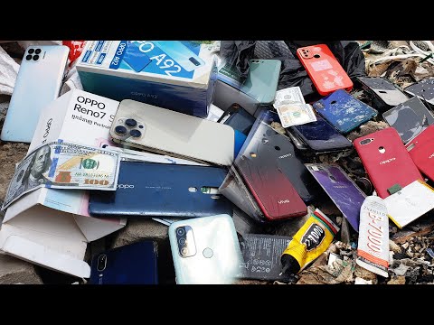 It's a lot of lots of cell phones & broken in the Landfill outskirts of the city destroyed realme 5,