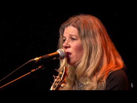 Dar Williams - The Christians and the Pagans (eTown webisode #1115)