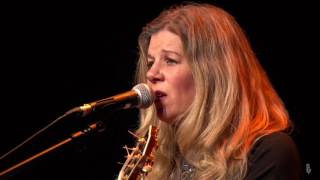 Dar Williams - The Christians and the Pagans (eTown webisode #1115)