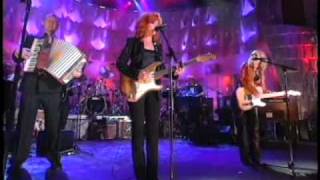 Bonnie Raitt performs &quot;Thing Called Love&quot; Rock and Roll Hall of Fame Inductions 2000