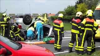 preview picture of video 'Drie gewonden na over de kop geslagen auto na aanrijding Middelbroekweg Honselersdijk'