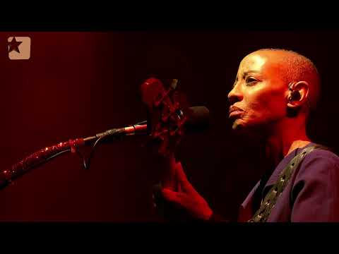 Gail Ann Dorsey & M "Life on Mars ?" Cover Bowie Live Garorock