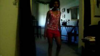 Kayla tryin out her Beyonce skillz. LOL