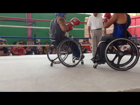 Pelea de inválidos con cancion de linking park de fondo