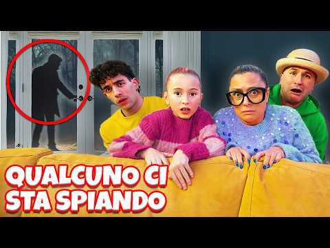 UN PERSONAGGIO SCONOSCIUTO HA BUSSATO ALLA PORTA E CI SPIA ALLE 3 DI NOTTE IN CASA NOSTRA!
