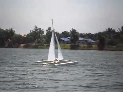 Roland's Naga - 2m Class Trimaran - first foiling trials