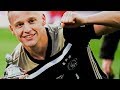 Donny van de Beek kreeg een miniatuurversie van de KNVB-beker