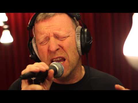 Studio Brussel: EX-RZ - I can't live in a living room (live)