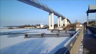 preview picture of video 'Stralsund Rügendamm Februar 2012 ( Eisbrecher mit Frachtschiff durch die Ziegelgrabenbrücke )'