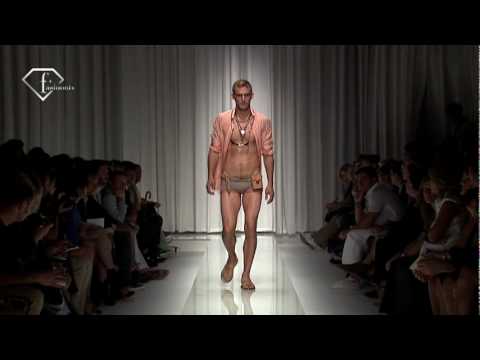 fashiontv | FTV.com - MILAN MEN FW S/S 10 - VERSACE