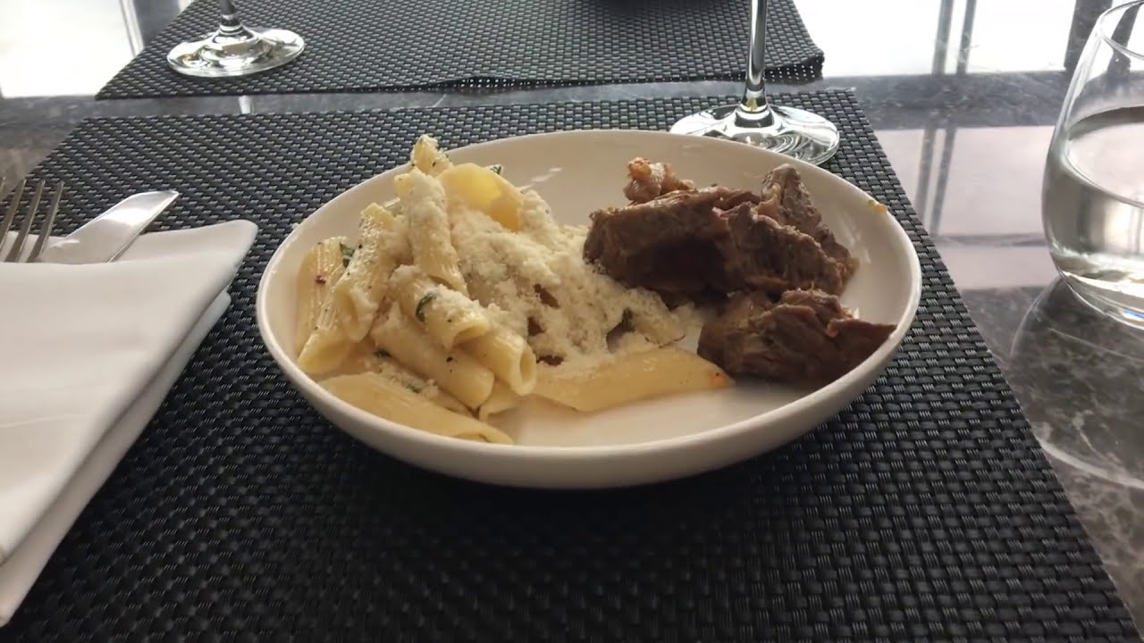 The Qantas Hong Kong Lounge