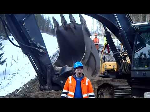 Grävmaskin i spår och 2 vägsfordon infranord