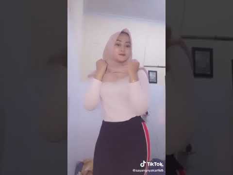 Hijab cantik memek tembem bergaris