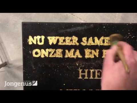 Letters van bladgoud aanbrengen in grafsteen