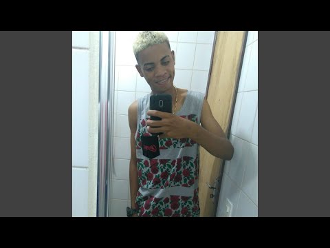 DANÇANTE EM POSIÇÃO DE ATAQUE