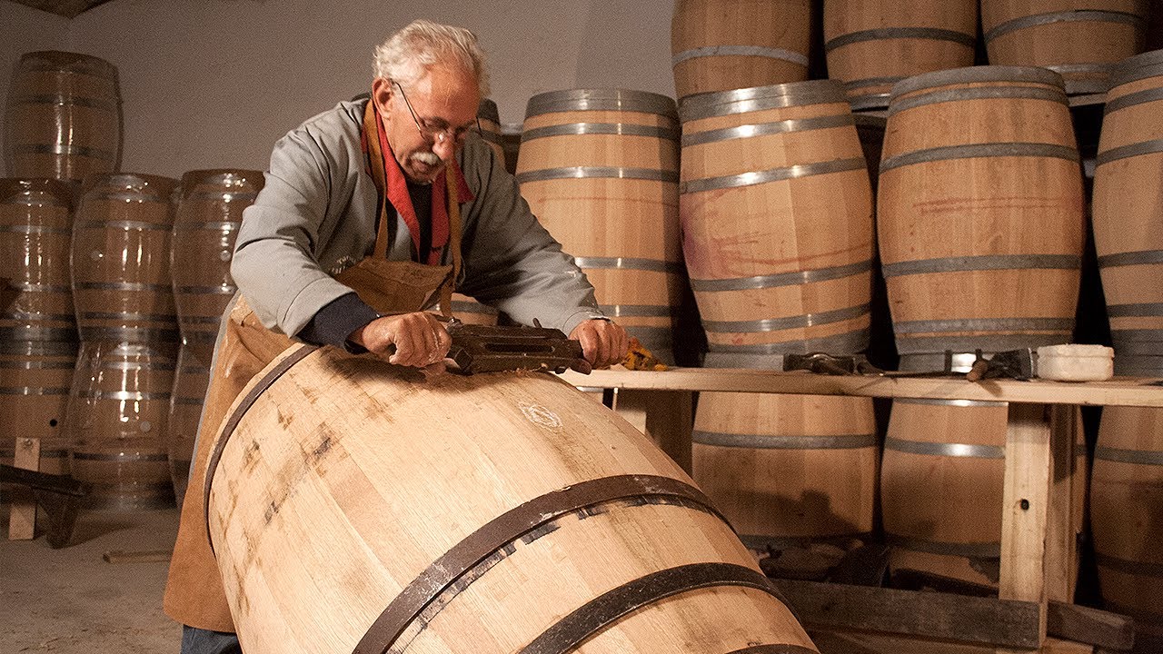 Toneles y barriles artesanos. Fabricación tradicional de este recipiente para el vino | Documental