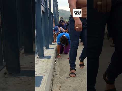 Fiéis atravessam Passarela da Fé (SP) de joelhos no Dia de Nossa Senhora Aparecida