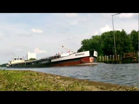 Vorbeifahrt Binnenschiff Bernic GMS 02319711 zu Berg auf der Hunte unter