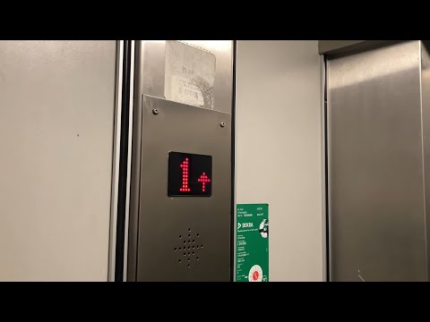 1989 OTIS (mod. by: Midroc...) Roped Hydraulic Elevator @ Norra Hamngatan 11, Söderhamn, Sweden.