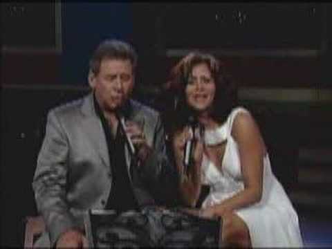 Sully Diaz cantando con Chucho Avellanet