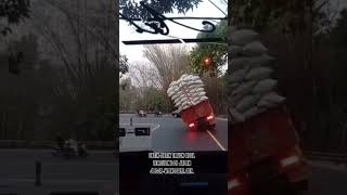 Download lagu DETIK-DETIK TRUCK ODOL TERGULING DENGAN SANTUYNYA. #truck #oleng #jogja #wonosari #odol mp3