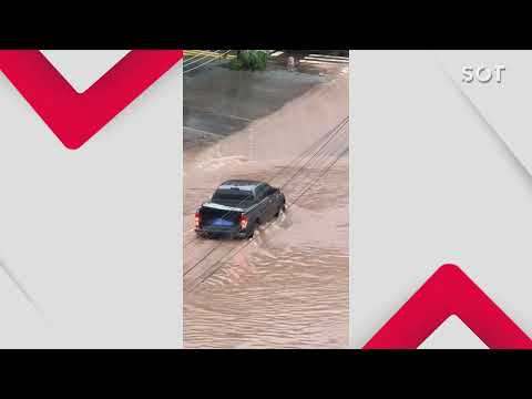 Senhora fica presa em carro durante alagamento e é resgatada por populares em Francisco Beltrão
