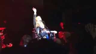 Melissa Etheridge Live.  Guitar play with Pete Thorn.