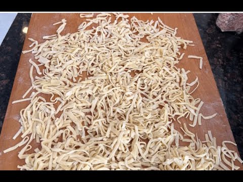 Makaron domowy 4-jajeczny.Idealny do rosolu, zup owocowych i sosow. Prosty w wykonaniu.Smaczny