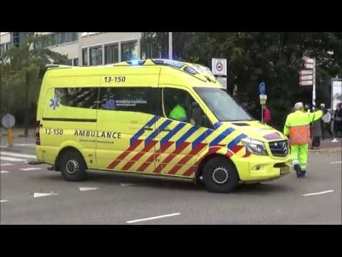ambulance's met spoed tijdens de marathon in Amsterdam
