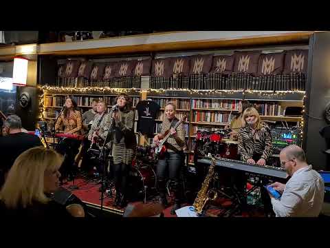 Pamela í Dallas. Fyrri flutningur.