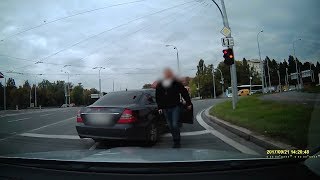 Incident policistů v civilním voze s řidičem v Plzni z laického pohledu