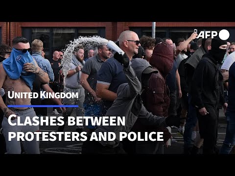 Clashes break out between right-wing, anti-racism protesters and police in the UK | AFP