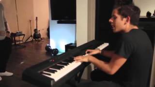 Justin Bieber singing an unreleased song w/ Rudy Mancuso at the piano