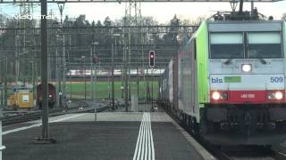 preview picture of video 'Parallelfahrt 2Güterzüge Re 10/10, BLS Re 486, Am 843, RABe 523 in Hendschiken'