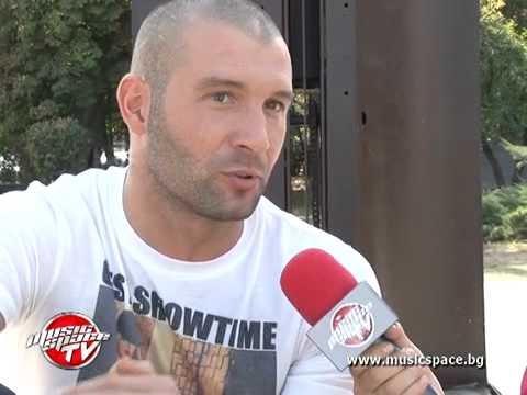 Alex P: В "Подробности" има само една мацка, но качествена