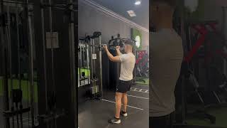 PREDICADOR EN POLEA ALTA A DOS MANOS