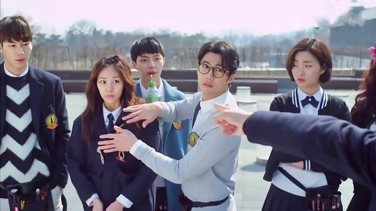 Strange School! Students Without Make-Up Will Be Made Absent And Everyone Will Ignore Them