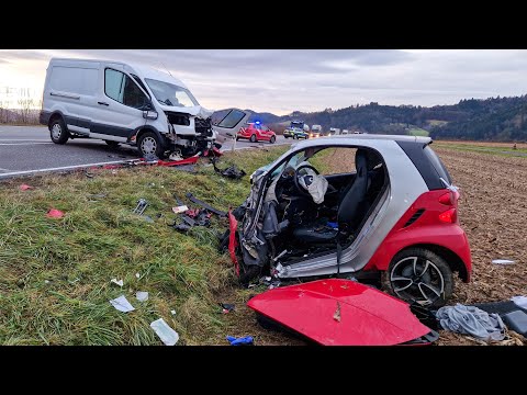 Smart-Fahrerin nach schwerem Unfall auf B33 bei Gengenbach eingeklemmt