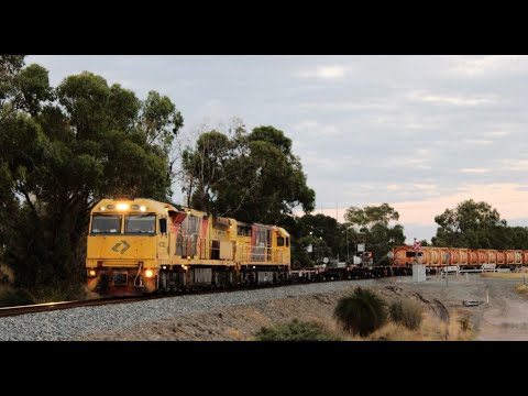 Aurizon locos, ACC6032 & Q4009 are moving 1426 empty Kalgoorlie freighter through Wattleup.