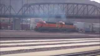 preview picture of video 'BNSF Trains at Barstow with RC SD40-2 switching'