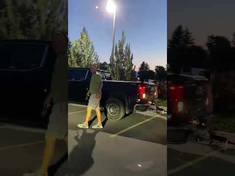 Hupende Mätzchen eines Mannes und Familienstreich