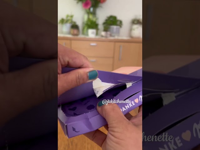 Vídeo relacionado con Taza Regalo Día de la Madre con de +14 Chocolates - Regalo Original con Chocolatinas Kinder,Milka,Kit-Kat y Chucherías - "La Mejor Mamá de Todas"