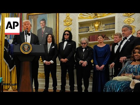 Video | Trump awards medals to Sylvester Stallone, Gloria Gaynor, George Strait, Kiss and Michael Crawford