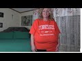 Riesiges SSBBW Model Zeigt Orangefarbenes Hemd