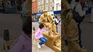 Levitating Goldman teaching the audience how to seat.#valentinethestatue #londonlevitatinggoldman